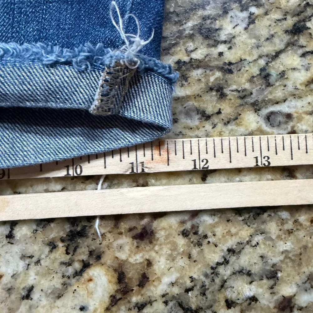 BDG Boyfriend Denim Shorts Medium Wash Blue Cut Off Frayed Hem Womens Size 31